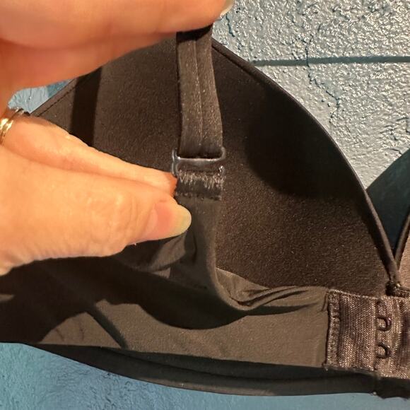 Victoria's Secret Black Wireless Bra Size 36C Adjustable Straps Cross Smooth - Picture 6 of 7